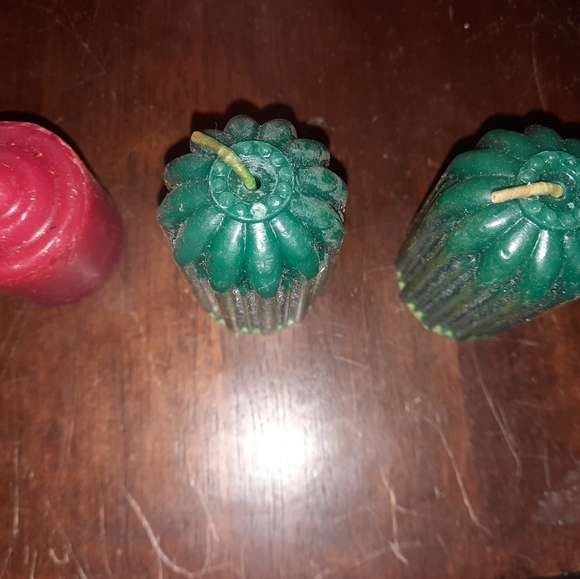 ASSORTMENT  OF CHRISTMAS  CANDLES. - Picture 2 of 5
